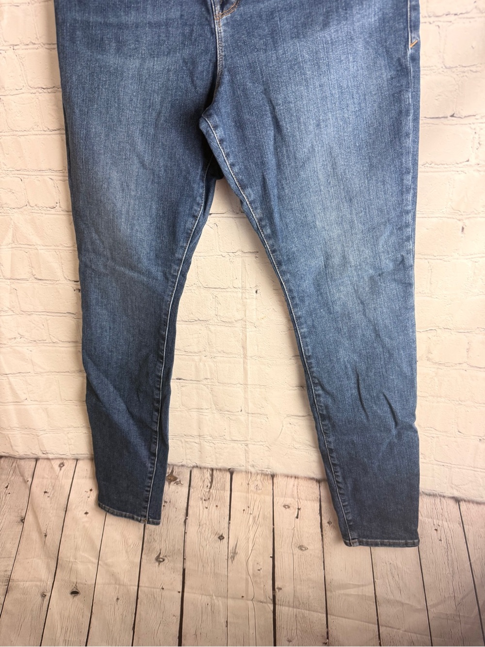 Good American Good Waist Slim Straight Mid Wash Jeans Size 12/31 - Picture 2 of 8